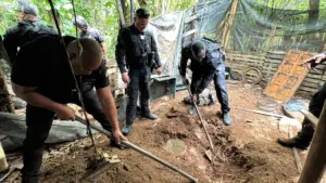 Caderno com movimentação financeira de facção é encontrado em esconderijo de 22 fuzis na RMS - Veja fotos caderno-do-trafico-foi-localizado-em-novas-buscas-2923303-article (1)